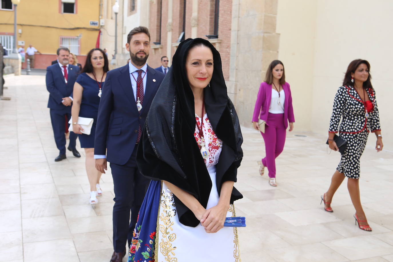 La talla estrena este domingo el manto regalado por Coros y Danzas con motivo de esta efeméride