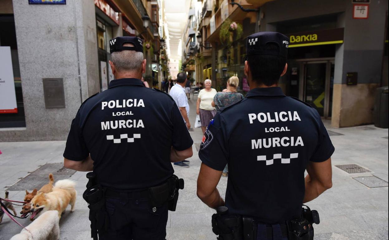 Dos agentes de la Policía Local de Murcia, en una foto de archivo.