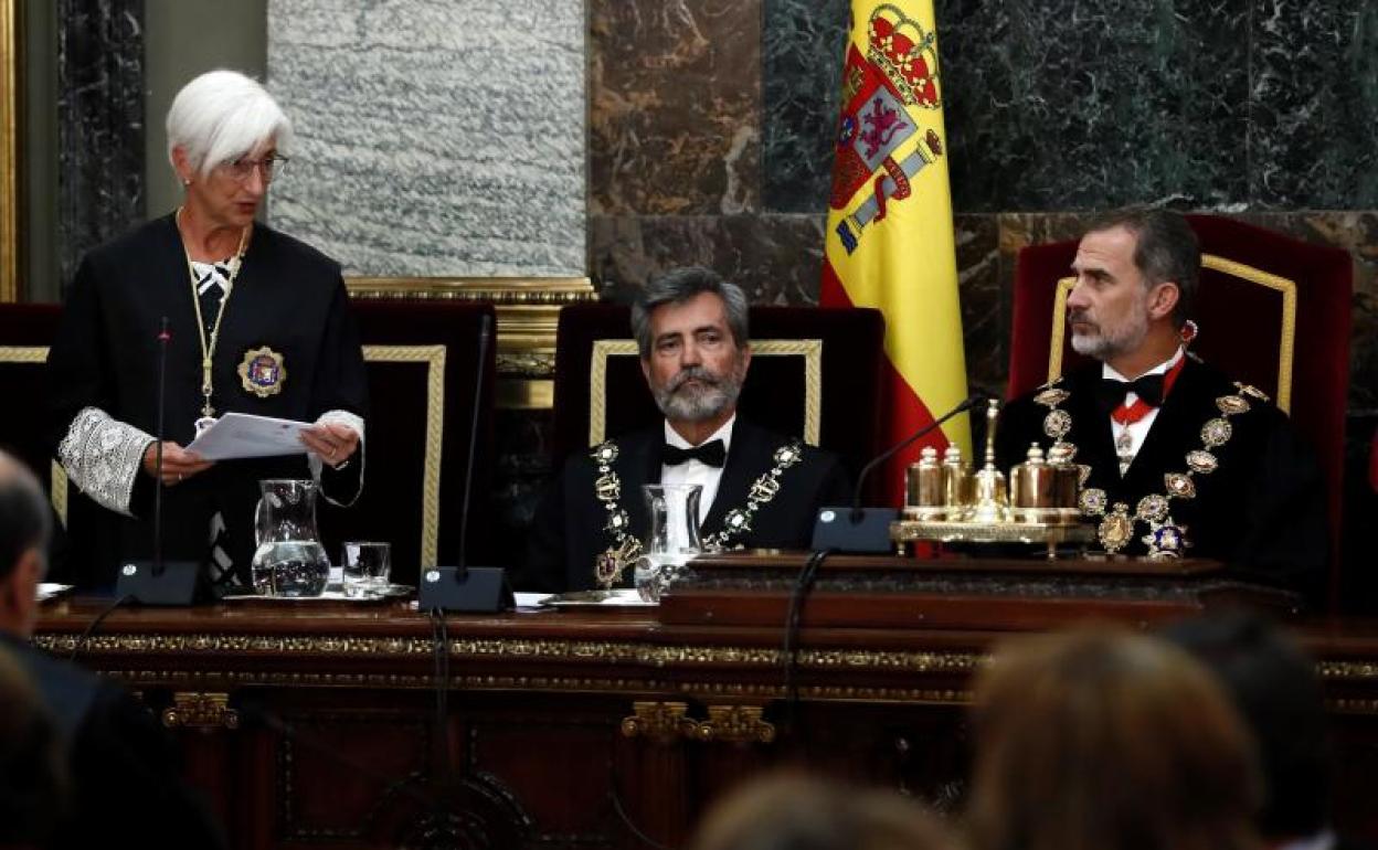 El Rey, junto al presidente del CGPJ, Carlos Lesmes, escucha la intervención de la fiscal general del Estado, María José Segarra. 