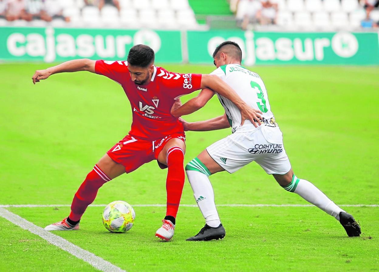 Real Murcia. El grana Peque pugna con Jesús Álvarez en el partido disputado el sábado en Córdoba.