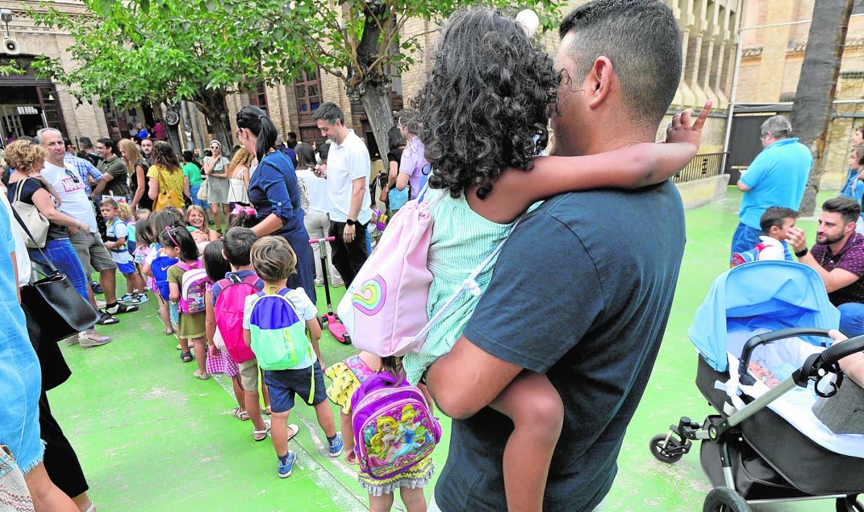 Niños de Infantil forman una fila para entrar a clase en el colegio Cierva Peñafiel de Murcia.