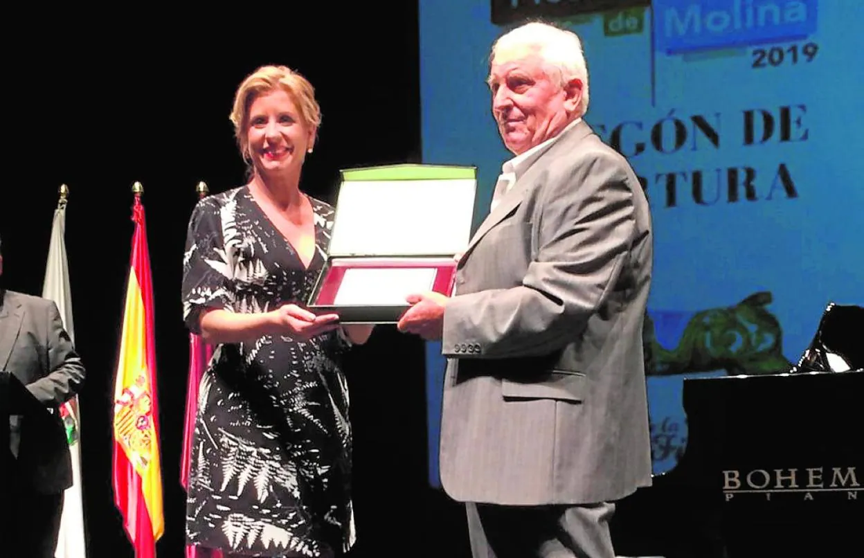 La alcaldesa, Esther Clavero, entrega una placa al agricultor Pedro Gomariz, el viernes.