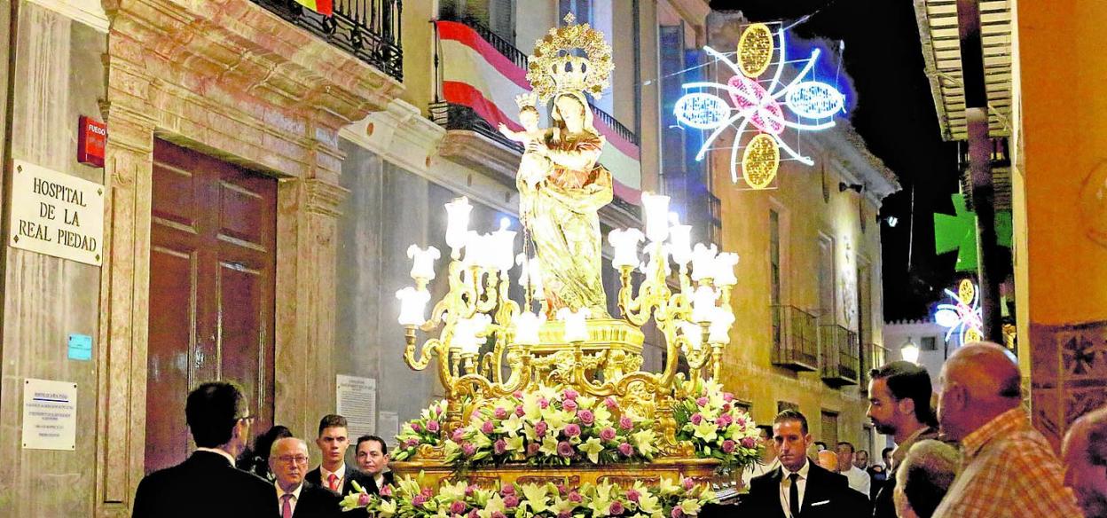 La virgen es trasladada en procesión por las calles del municipio. Ayto. de Cehegín