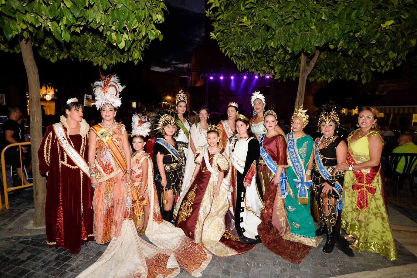 Moros y Cristianos celebran uno de sus actos más esperados con la presentación de sus principales representantes en la plaza de los Apóstoles.