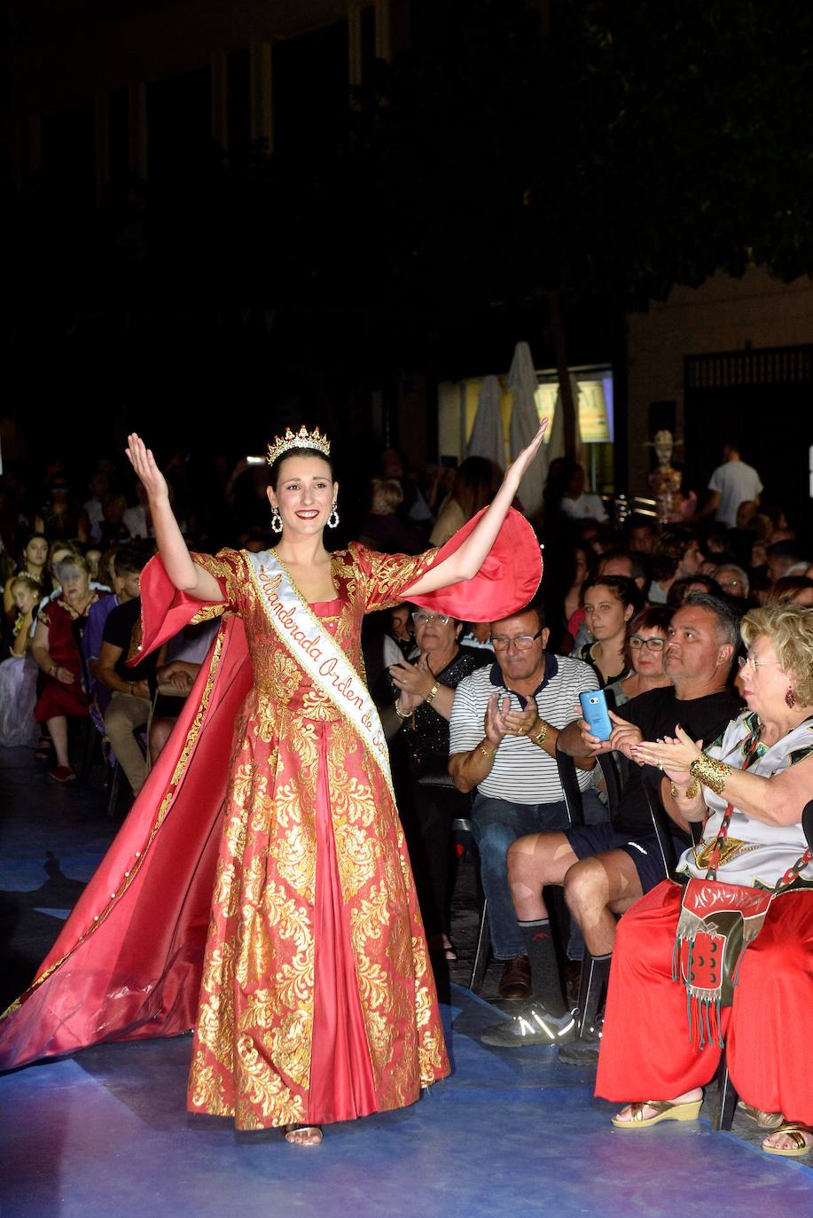 Moros y Cristianos celebran uno de sus actos más esperados con la presentación de sus principales representantes en la plaza de los Apóstoles.
