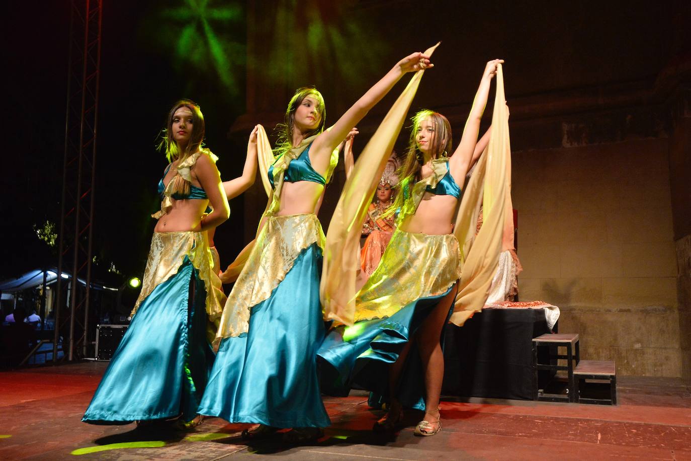 Moros y Cristianos celebran uno de sus actos más esperados con la presentación de sus principales representantes en la plaza de los Apóstoles.
