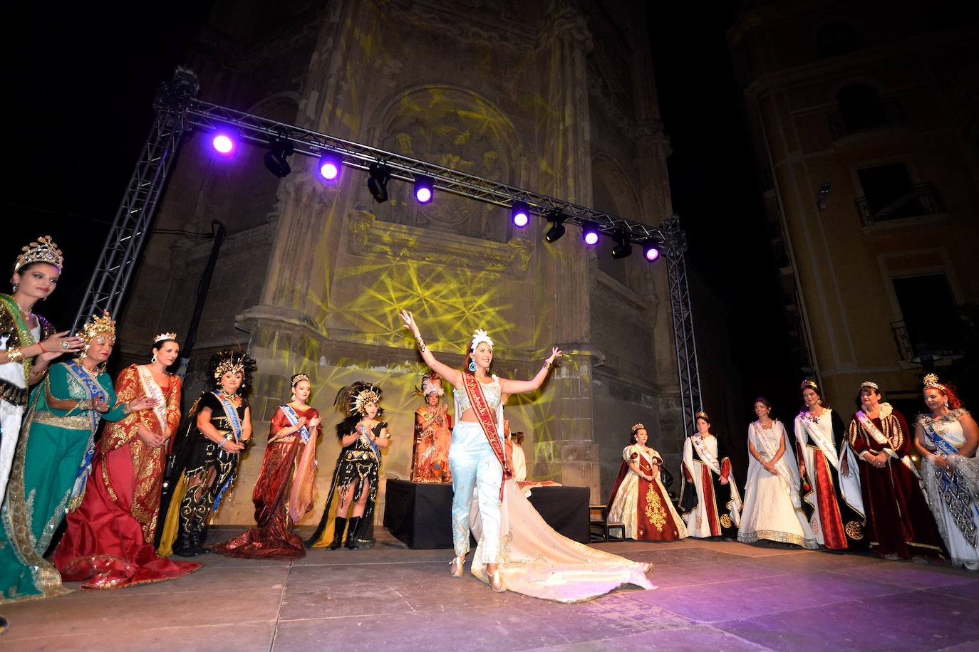 Moros y Cristianos celebran uno de sus actos más esperados con la presentación de sus principales representantes en la plaza de los Apóstoles.