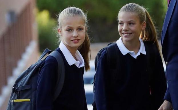 Los Reyes acompañan a sus hijas en su primer día de colegio