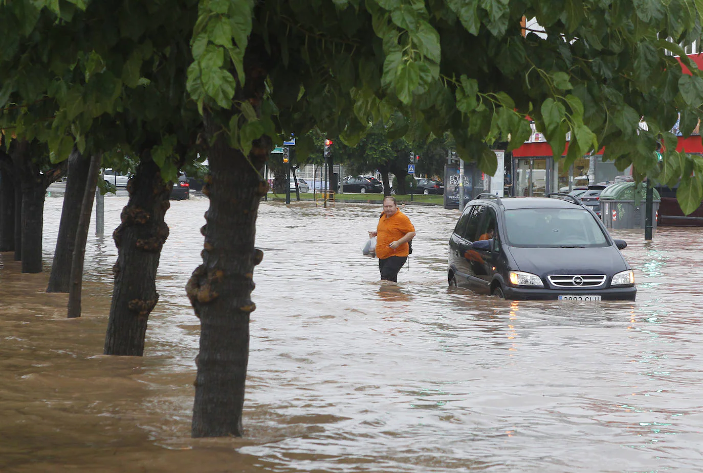 Consecuencias de la gota fría en la avenida Miguel Induráin, Murcia