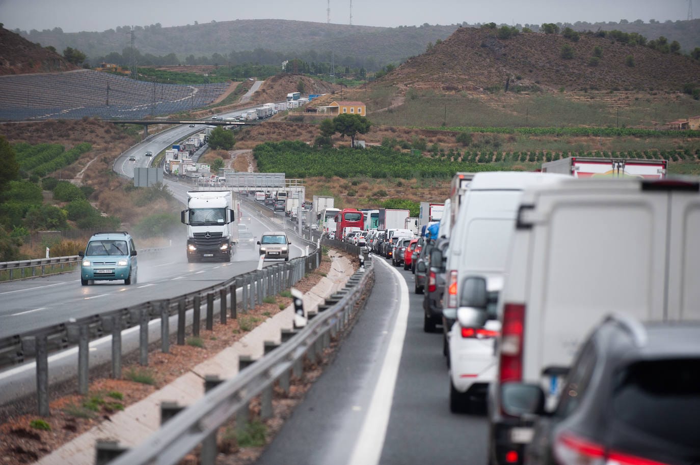 Retenciones en la A-7 provocadas por las fuertes lluvias