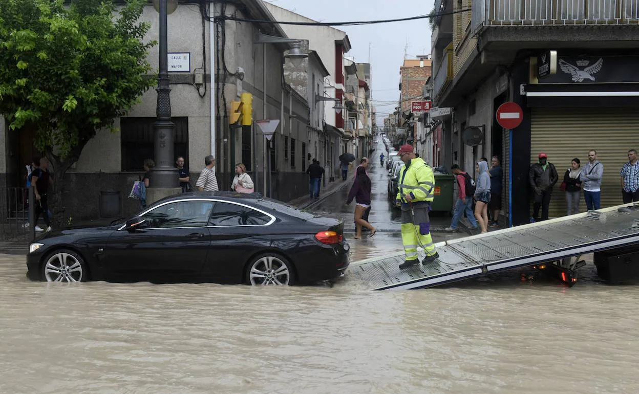 Una grúa presta asistencia a un coche averiado en Molina. 