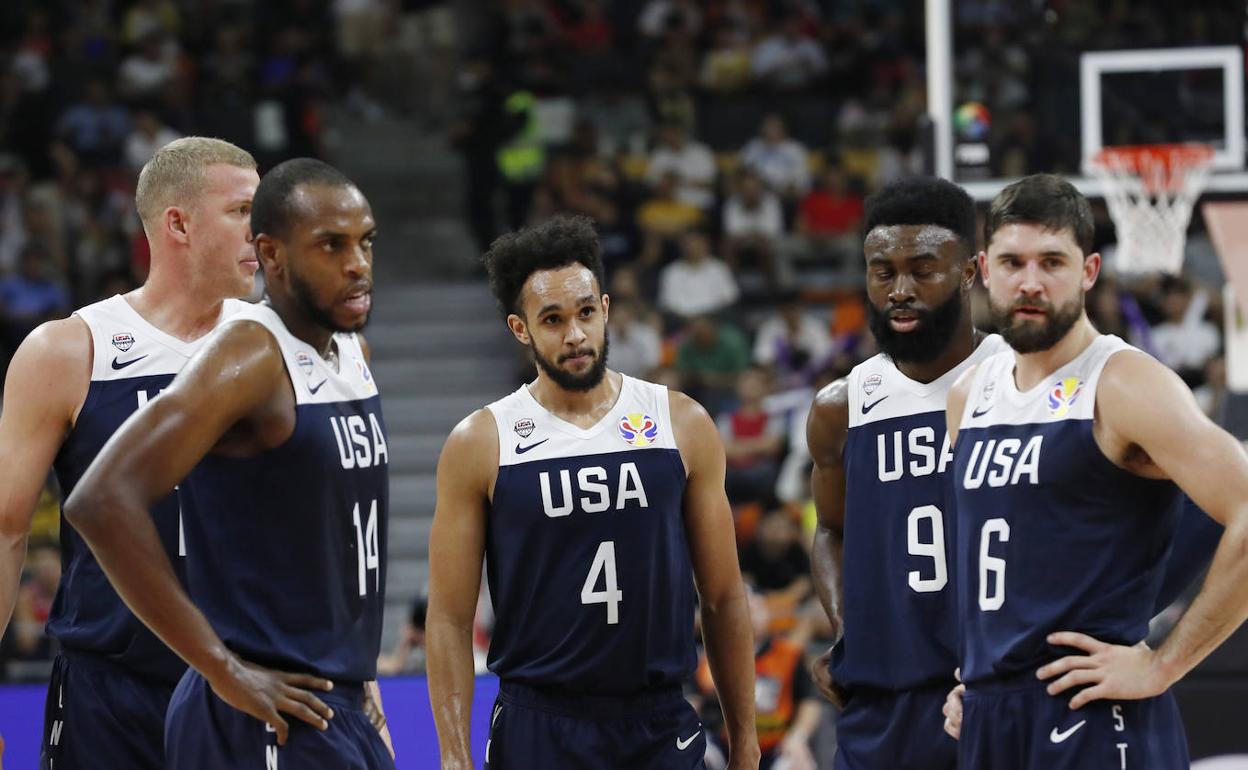 Los jugadores de Estados Unidos, tras la derrota ante Serbia. 