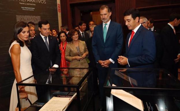 Los Reyes, acompañados por el presidente andaluz, Juanma Moreno (2i), y la vicepresidenta del Gobierno en funciones, Carmen Calvo (c), en el Archivo de Indias en Sevilla