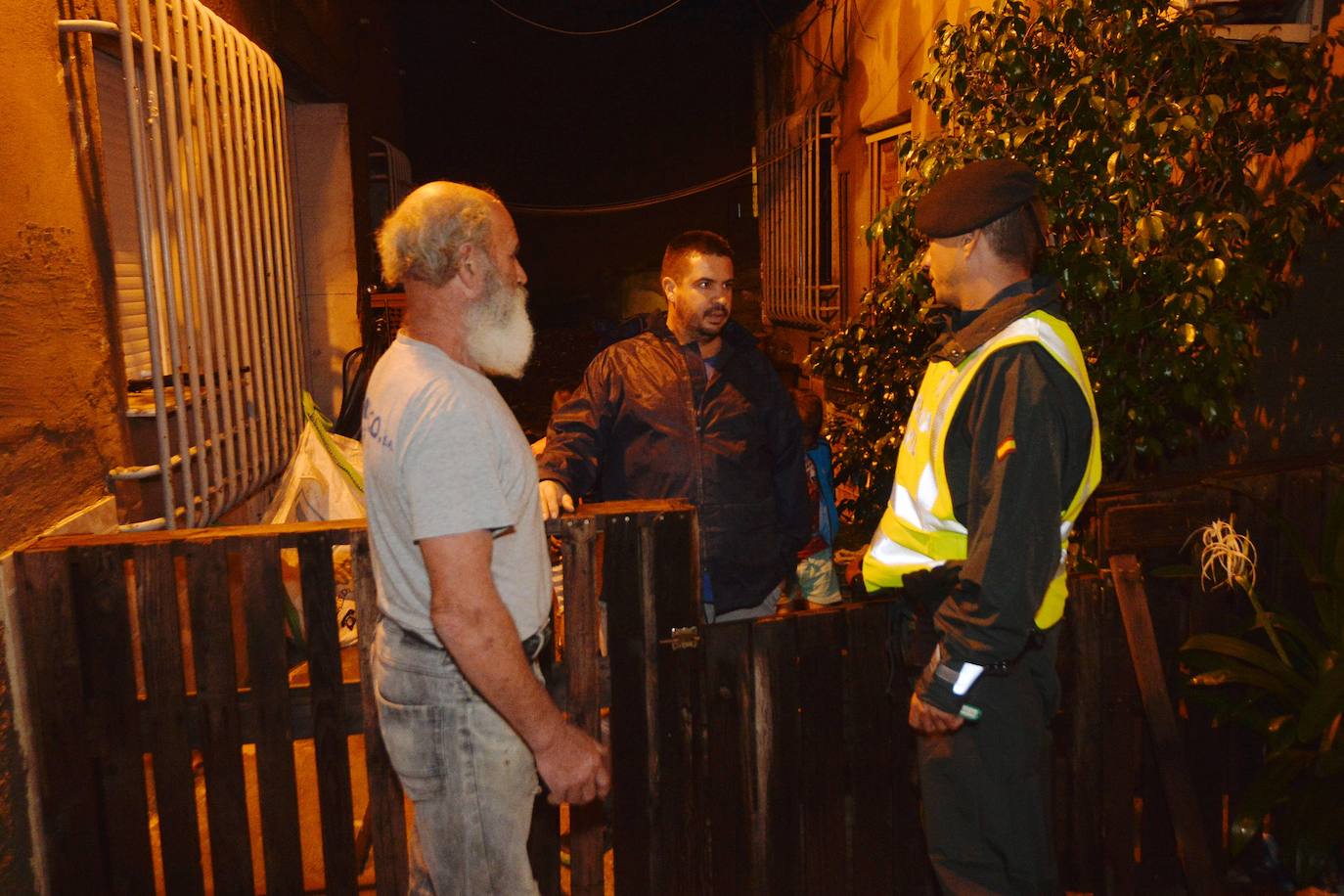 Una familia acude a un pabellón instalado para auxiliar a los afectados.