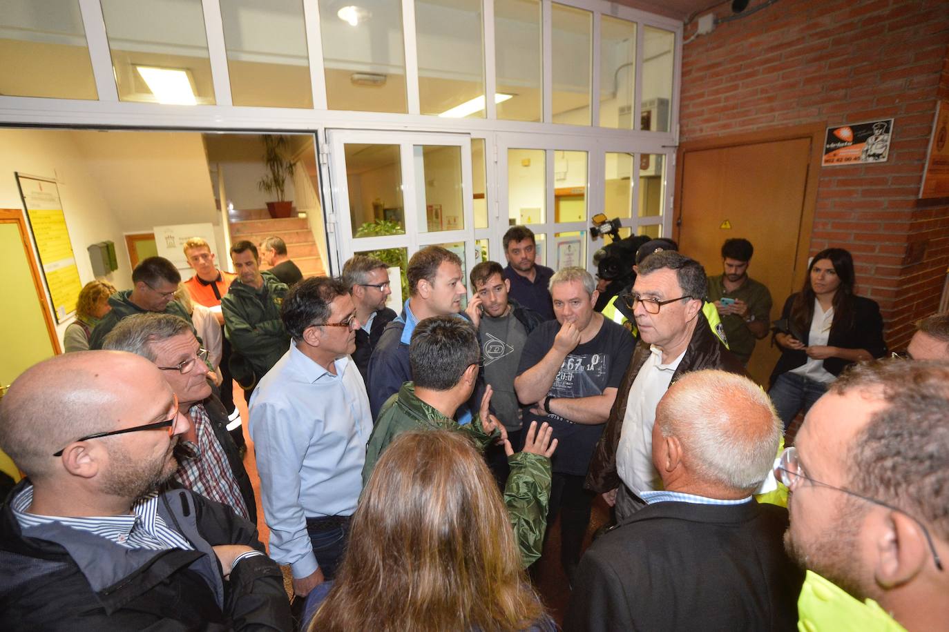 Una familia acude a un pabellón instalado para auxiliar a los afectados.