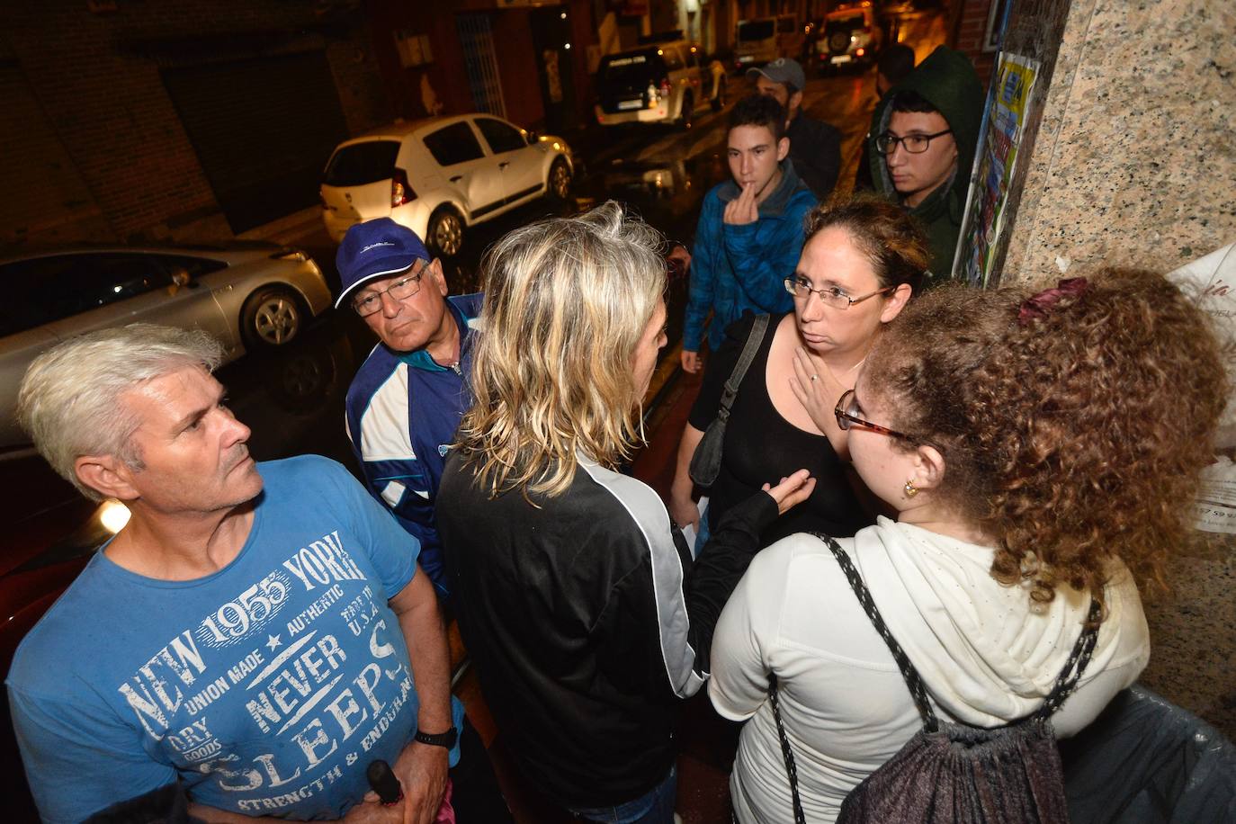 Una familia acude a un pabellón instalado para auxiliar a los afectados.