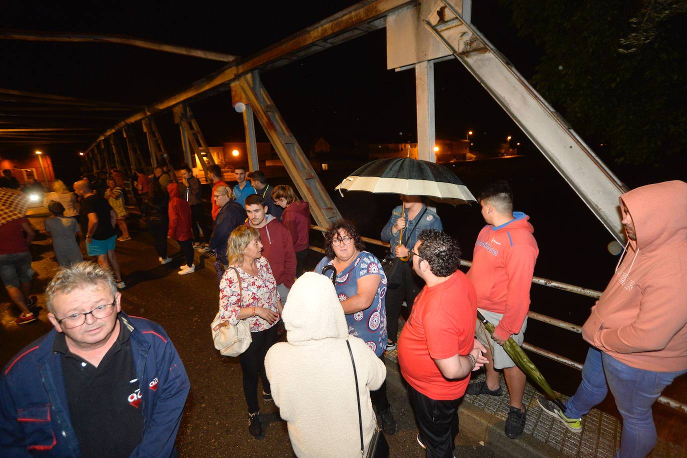Una familia acude a un pabellón instalado para auxiliar a los afectados.