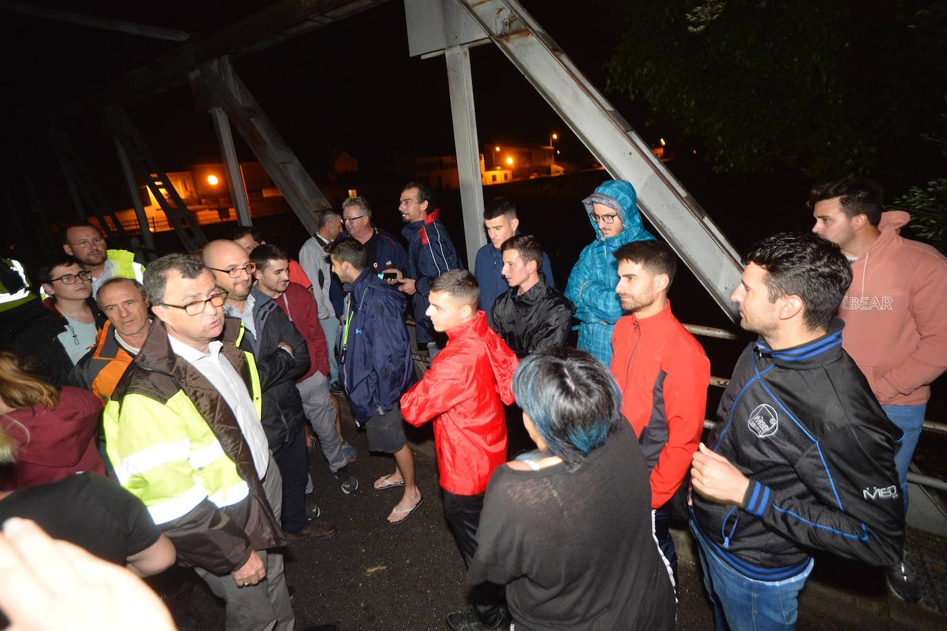 Una familia acude a un pabellón instalado para auxiliar a los afectados.