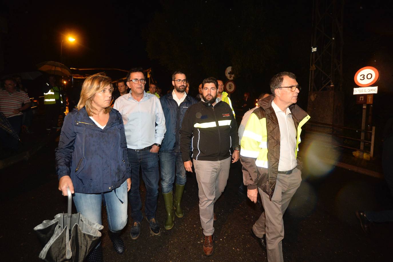 Una familia acude a un pabellón instalado para auxiliar a los afectados.
