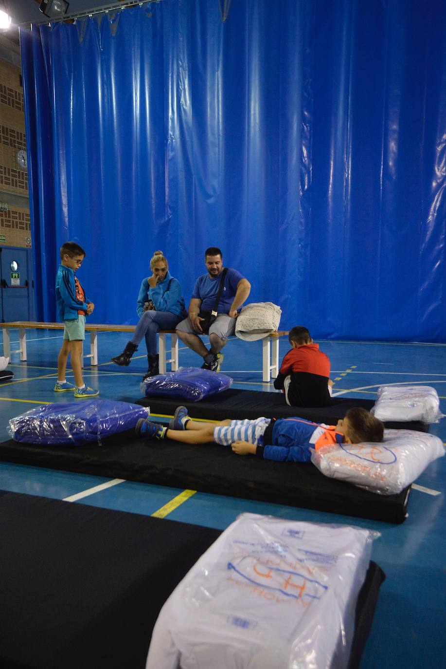 Una familia acude a un pabellón instalado para auxiliar a los afectados.
