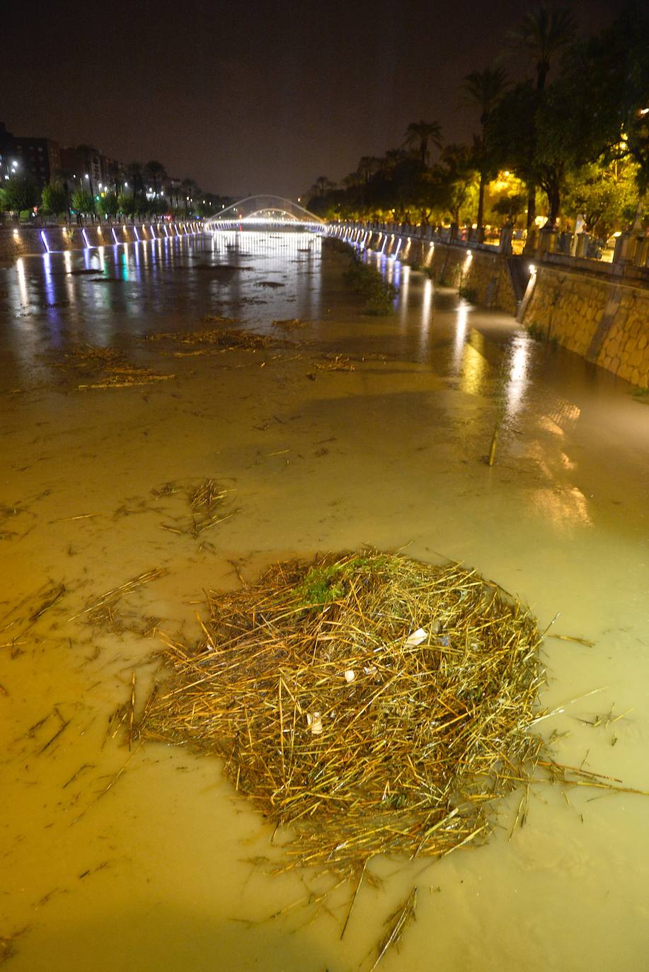Una familia acude a un pabellón instalado para auxiliar a los afectados.