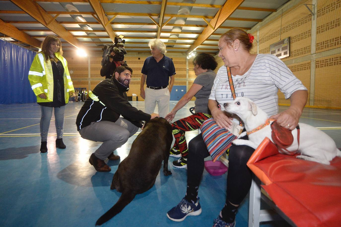 Una familia acude a un pabellón instalado para auxiliar a los afectados.