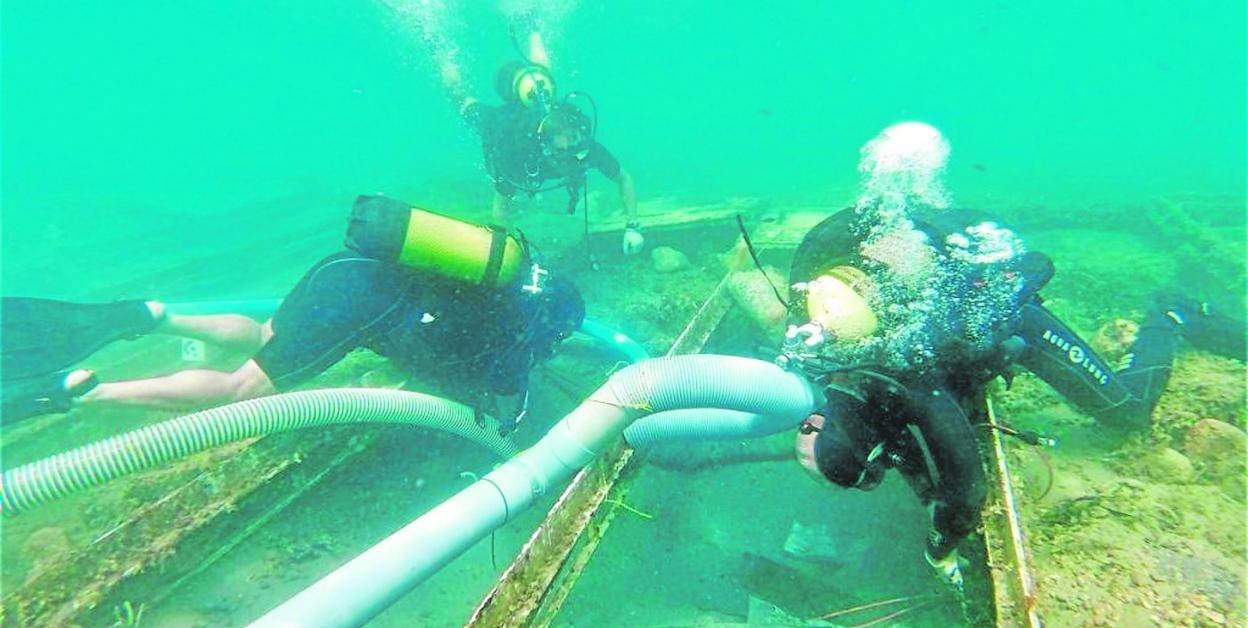 Tres buzos examinan el pecio de La Isla durante la campaña arqueológica del pasado mes de agosto. 