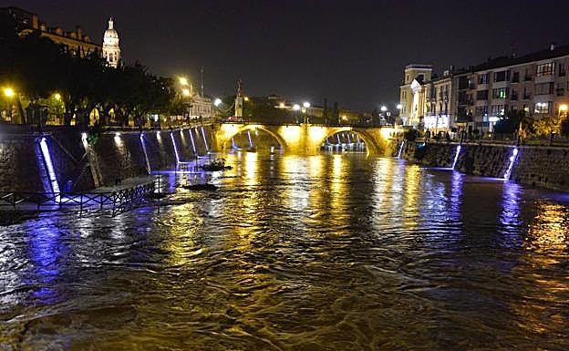 Crecida del río Segura a su paso por Murcia en la medianoche de este jueves.