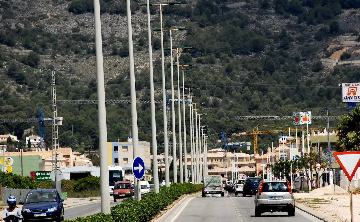 Carretera de acceso a Jávea (Alicante), en la zona del cabo de la Nao, doden la expansión urbanística es notable.