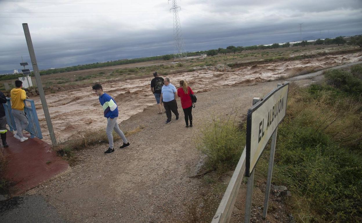 La rambla del Albujón, inundada por las lluvias.