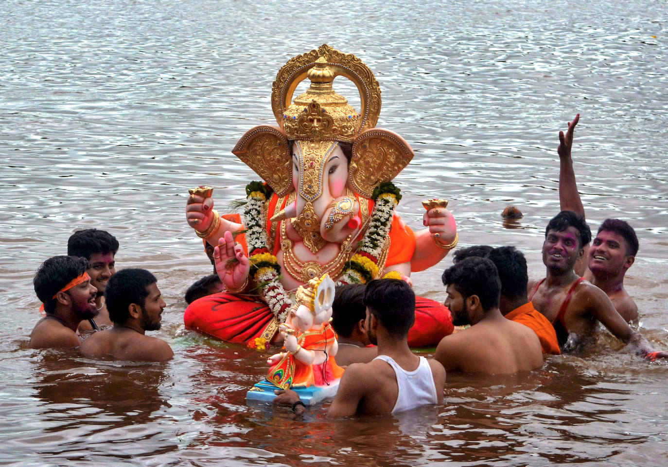 Indios devotos emergen en el mar Arábigo al dios con cabeza de elefante Ganesha durante la celebración del festival Ganesh Chaturthi, en Bombay (India). Esta celebración tiene lugar el cuarto día de la primera quincena del mes hindú Bhaadrapa, una jornada que coincide con el aniversario del nacimiento de Ganesha, hijo de Shiva y Parvati.