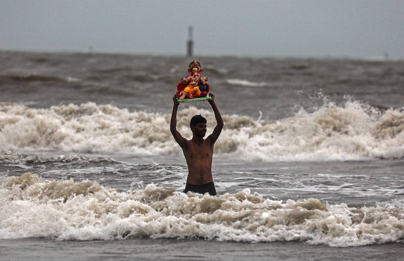 Indios devotos emergen en el mar Arábigo al dios con cabeza de elefante Ganesha durante la celebración del festival Ganesh Chaturthi, en Bombay (India). Esta celebración tiene lugar el cuarto día de la primera quincena del mes hindú Bhaadrapa, una jornada que coincide con el aniversario del nacimiento de Ganesha, hijo de Shiva y Parvati.