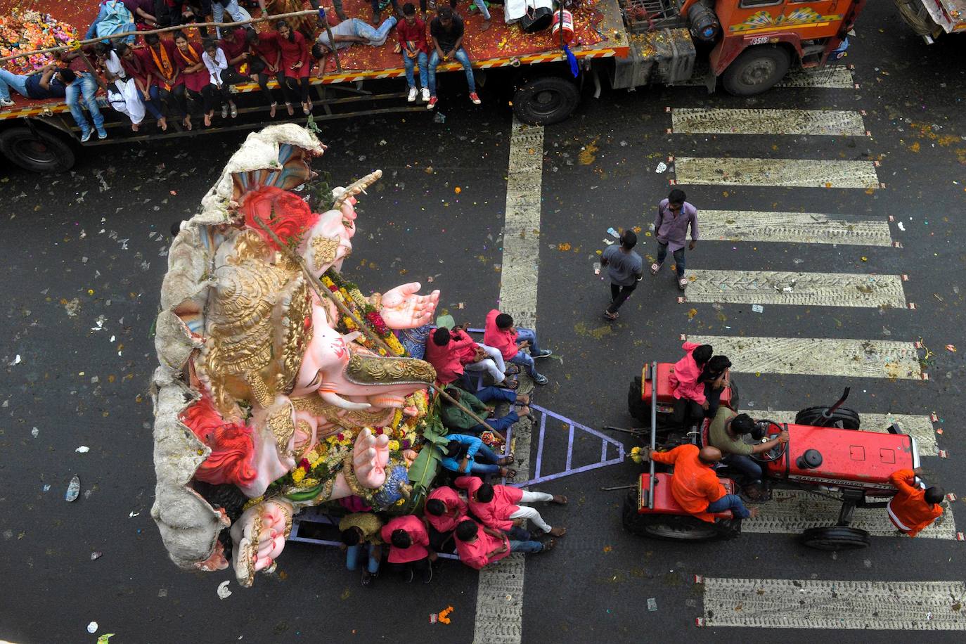 Indios devotos emergen en el mar Arábigo al dios con cabeza de elefante Ganesha durante la celebración del festival Ganesh Chaturthi, en Bombay (India). Esta celebración tiene lugar el cuarto día de la primera quincena del mes hindú Bhaadrapa, una jornada que coincide con el aniversario del nacimiento de Ganesha, hijo de Shiva y Parvati.