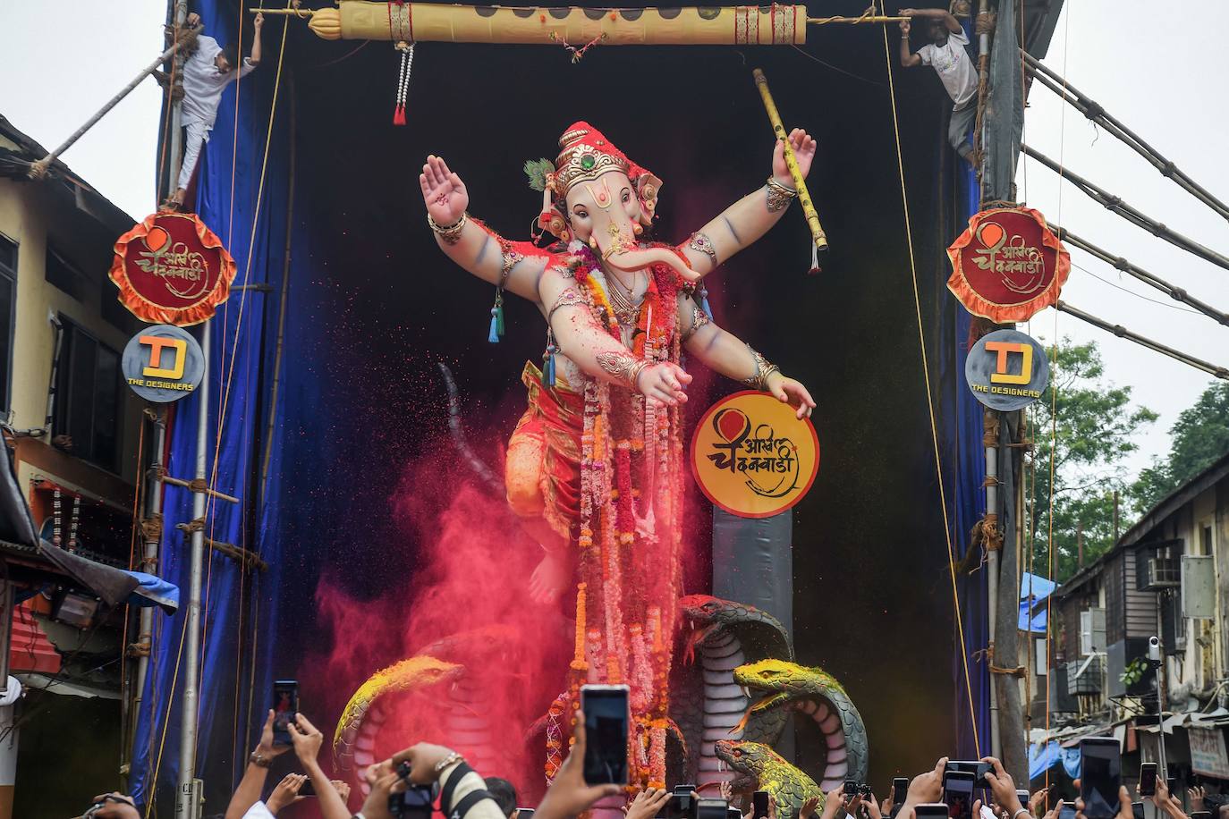 Indios devotos emergen en el mar Arábigo al dios con cabeza de elefante Ganesha durante la celebración del festival Ganesh Chaturthi, en Bombay (India). Esta celebración tiene lugar el cuarto día de la primera quincena del mes hindú Bhaadrapa, una jornada que coincide con el aniversario del nacimiento de Ganesha, hijo de Shiva y Parvati.