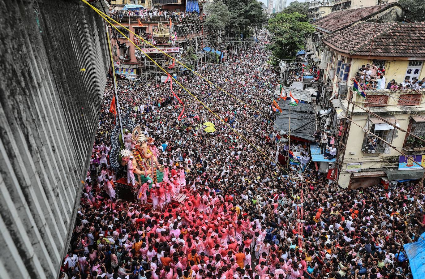 Indios devotos emergen en el mar Arábigo al dios con cabeza de elefante Ganesha durante la celebración del festival Ganesh Chaturthi, en Bombay (India). Esta celebración tiene lugar el cuarto día de la primera quincena del mes hindú Bhaadrapa, una jornada que coincide con el aniversario del nacimiento de Ganesha, hijo de Shiva y Parvati.