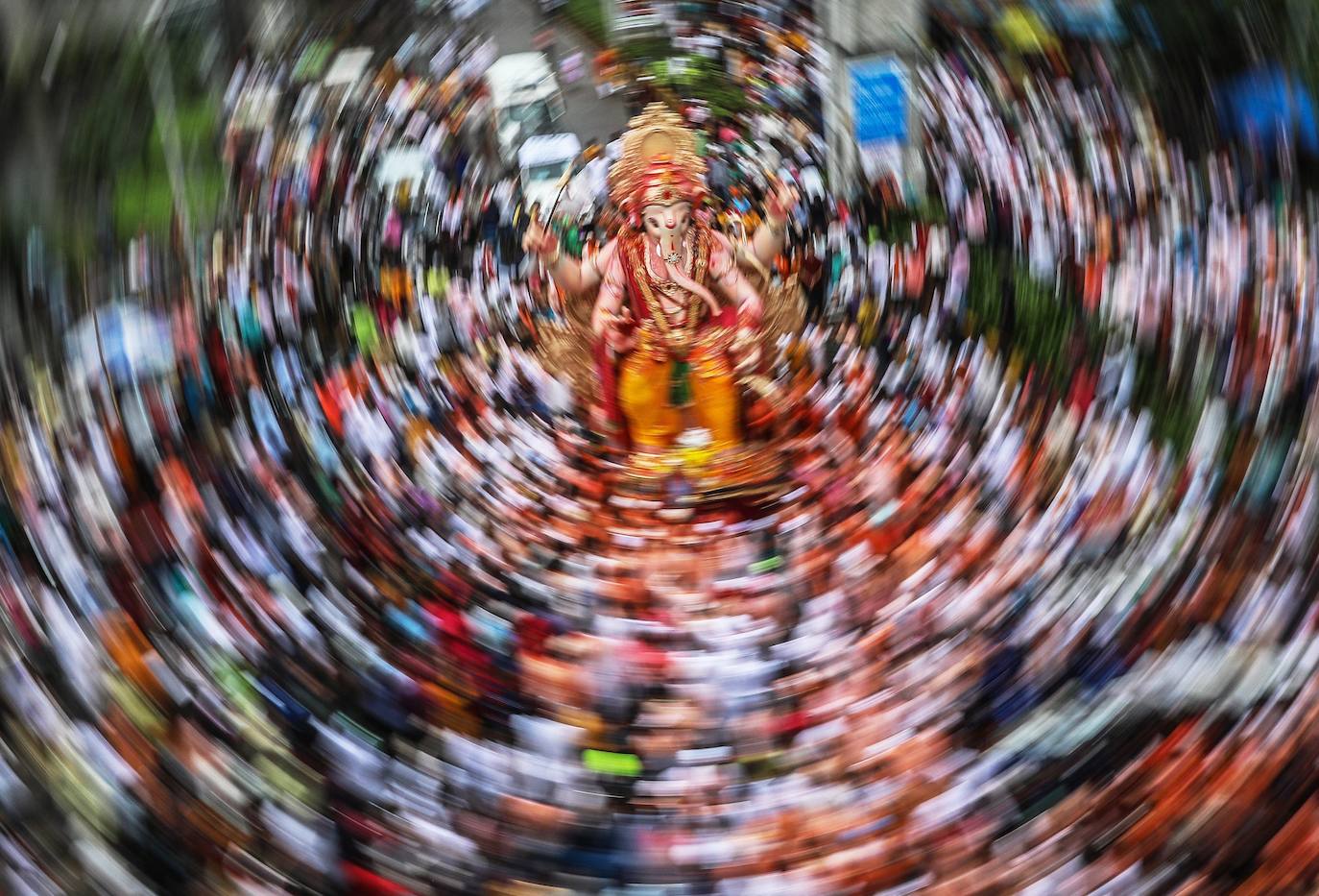 Indios devotos emergen en el mar Arábigo al dios con cabeza de elefante Ganesha durante la celebración del festival Ganesh Chaturthi, en Bombay (India). Esta celebración tiene lugar el cuarto día de la primera quincena del mes hindú Bhaadrapa, una jornada que coincide con el aniversario del nacimiento de Ganesha, hijo de Shiva y Parvati.