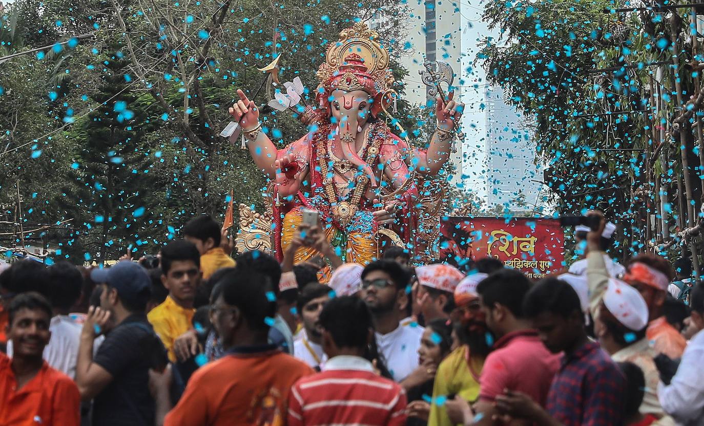 Indios devotos emergen en el mar Arábigo al dios con cabeza de elefante Ganesha durante la celebración del festival Ganesh Chaturthi, en Bombay (India). Esta celebración tiene lugar el cuarto día de la primera quincena del mes hindú Bhaadrapa, una jornada que coincide con el aniversario del nacimiento de Ganesha, hijo de Shiva y Parvati.