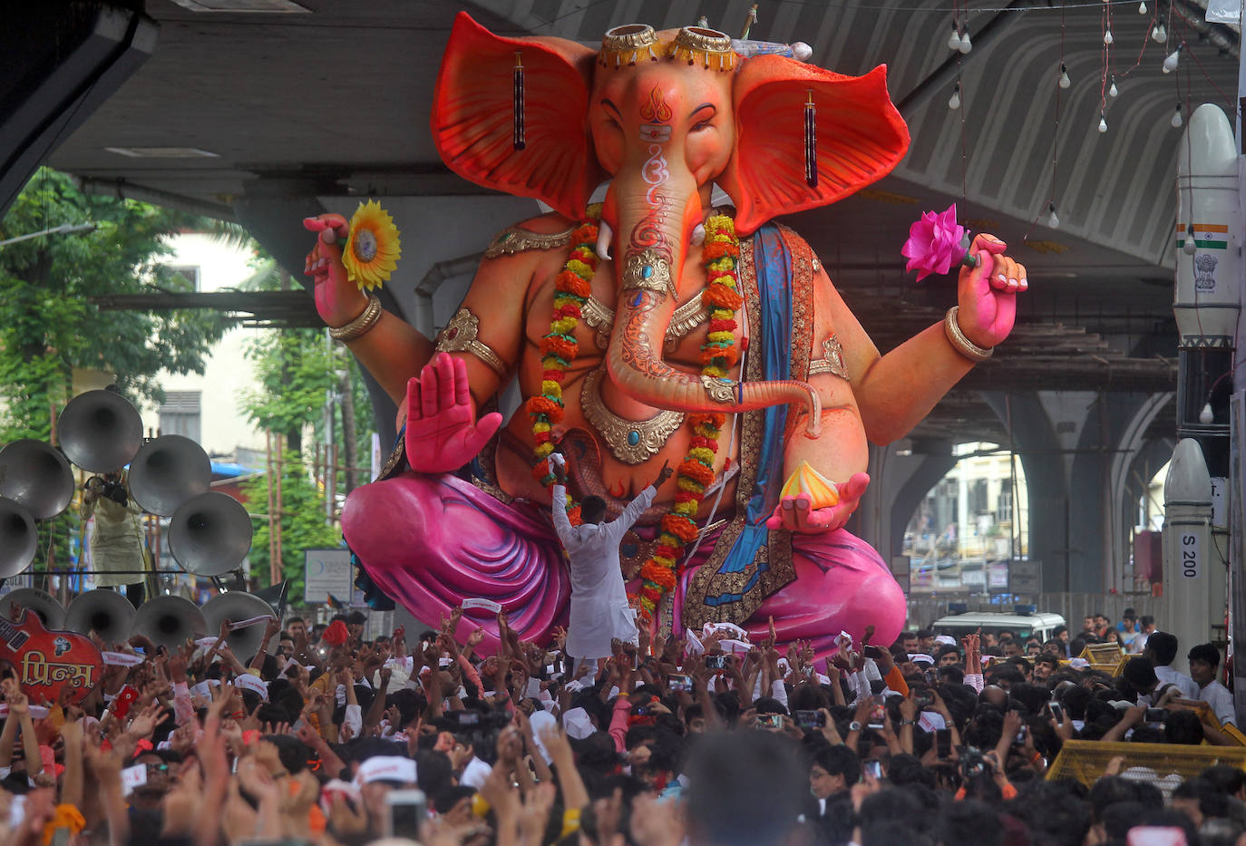 Indios devotos emergen en el mar Arábigo al dios con cabeza de elefante Ganesha durante la celebración del festival Ganesh Chaturthi, en Bombay (India). Esta celebración tiene lugar el cuarto día de la primera quincena del mes hindú Bhaadrapa, una jornada que coincide con el aniversario del nacimiento de Ganesha, hijo de Shiva y Parvati.