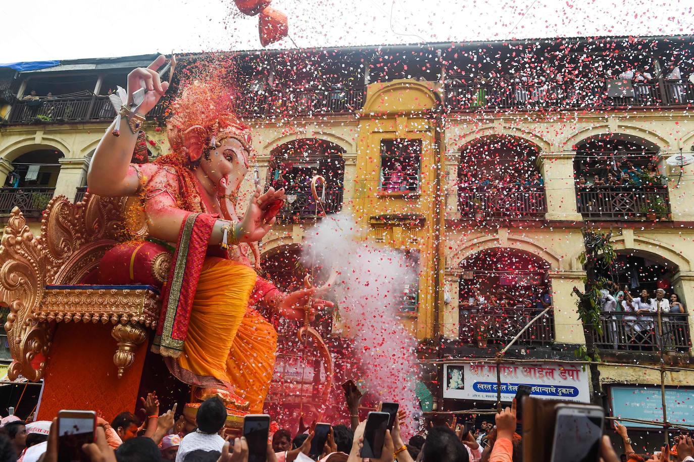 Indios devotos emergen en el mar Arábigo al dios con cabeza de elefante Ganesha durante la celebración del festival Ganesh Chaturthi, en Bombay (India). Esta celebración tiene lugar el cuarto día de la primera quincena del mes hindú Bhaadrapa, una jornada que coincide con el aniversario del nacimiento de Ganesha, hijo de Shiva y Parvati.