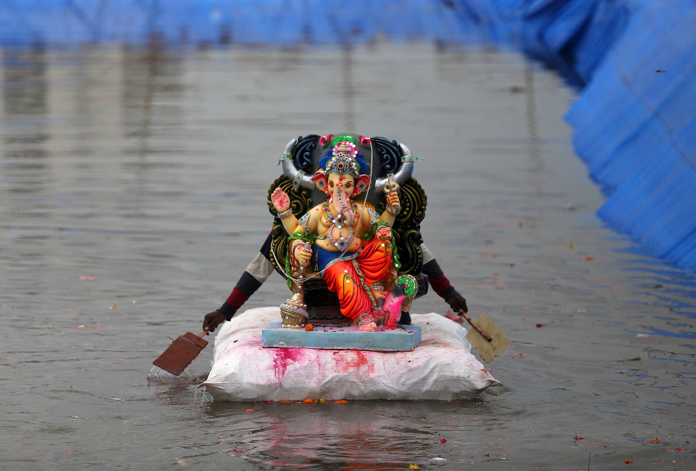 Indios devotos emergen en el mar Arábigo al dios con cabeza de elefante Ganesha durante la celebración del festival Ganesh Chaturthi, en Bombay (India). Esta celebración tiene lugar el cuarto día de la primera quincena del mes hindú Bhaadrapa, una jornada que coincide con el aniversario del nacimiento de Ganesha, hijo de Shiva y Parvati.