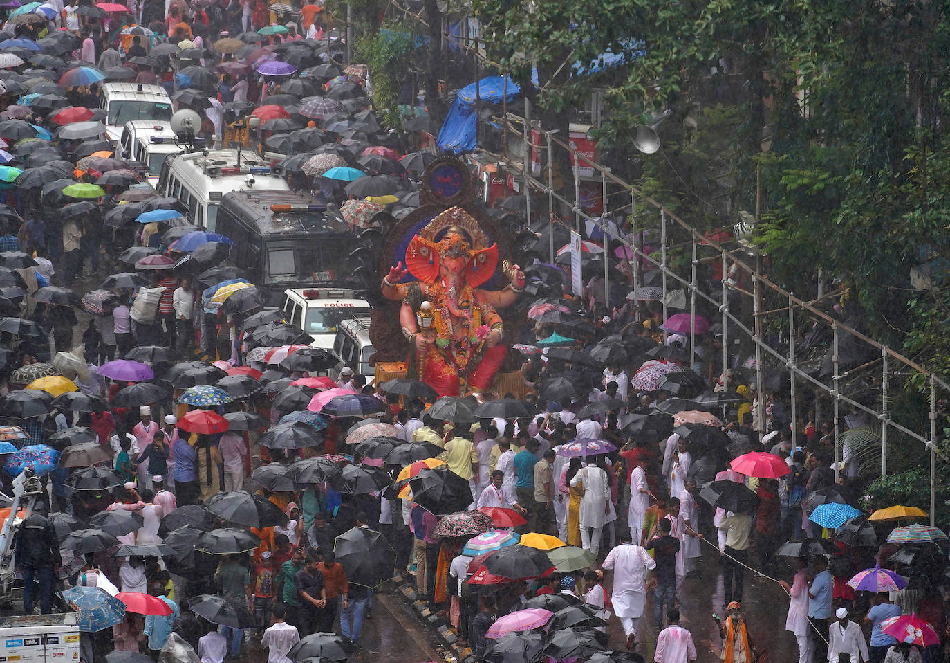 Indios devotos emergen en el mar Arábigo al dios con cabeza de elefante Ganesha durante la celebración del festival Ganesh Chaturthi, en Bombay (India). Esta celebración tiene lugar el cuarto día de la primera quincena del mes hindú Bhaadrapa, una jornada que coincide con el aniversario del nacimiento de Ganesha, hijo de Shiva y Parvati.