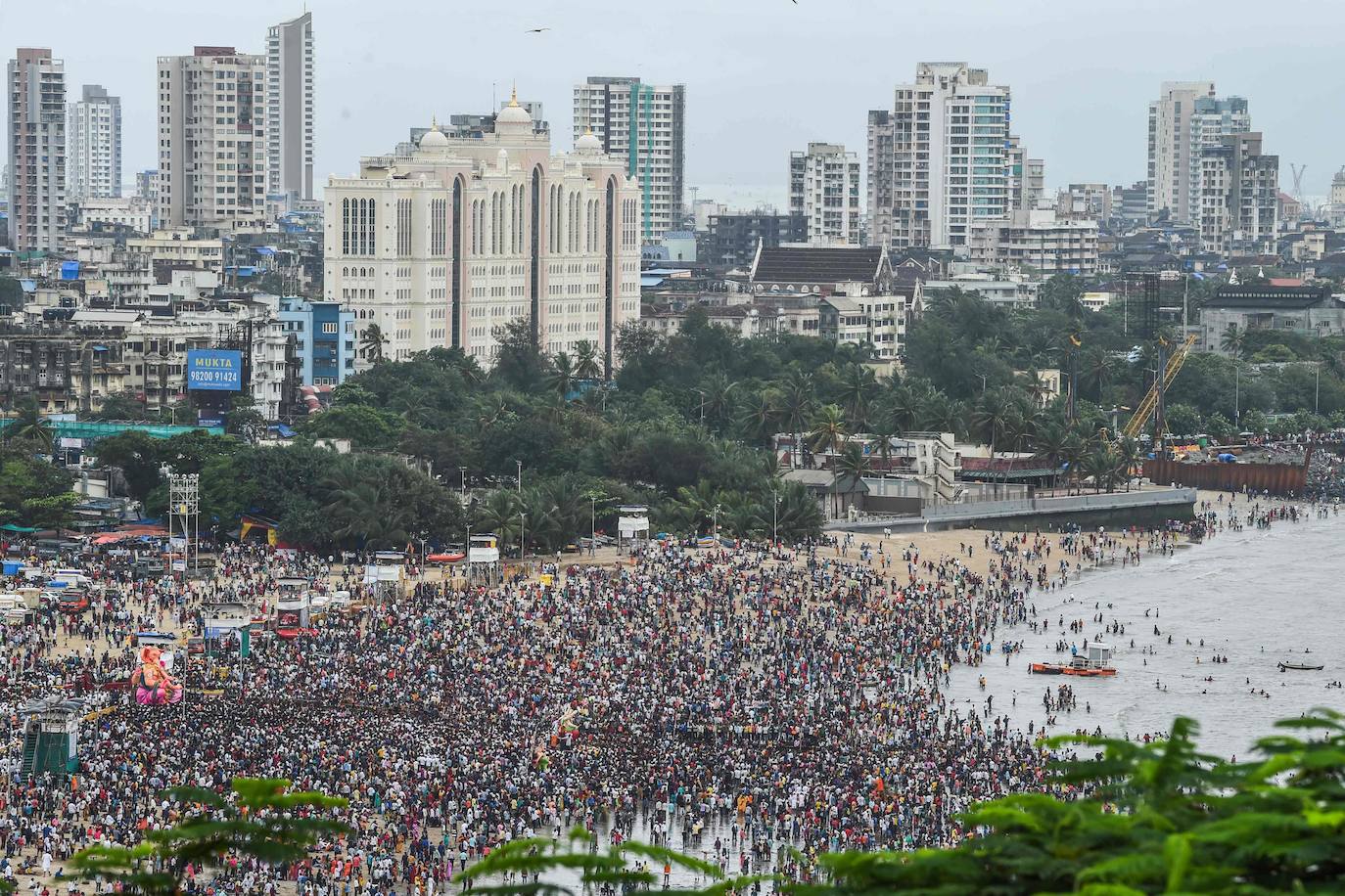 Indios devotos emergen en el mar Arábigo al dios con cabeza de elefante Ganesha durante la celebración del festival Ganesh Chaturthi, en Bombay (India). Esta celebración tiene lugar el cuarto día de la primera quincena del mes hindú Bhaadrapa, una jornada que coincide con el aniversario del nacimiento de Ganesha, hijo de Shiva y Parvati.