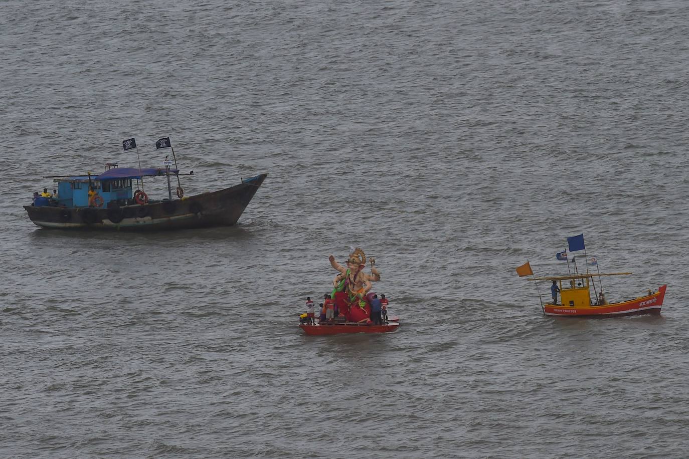 Indios devotos emergen en el mar Arábigo al dios con cabeza de elefante Ganesha durante la celebración del festival Ganesh Chaturthi, en Bombay (India). Esta celebración tiene lugar el cuarto día de la primera quincena del mes hindú Bhaadrapa, una jornada que coincide con el aniversario del nacimiento de Ganesha, hijo de Shiva y Parvati.