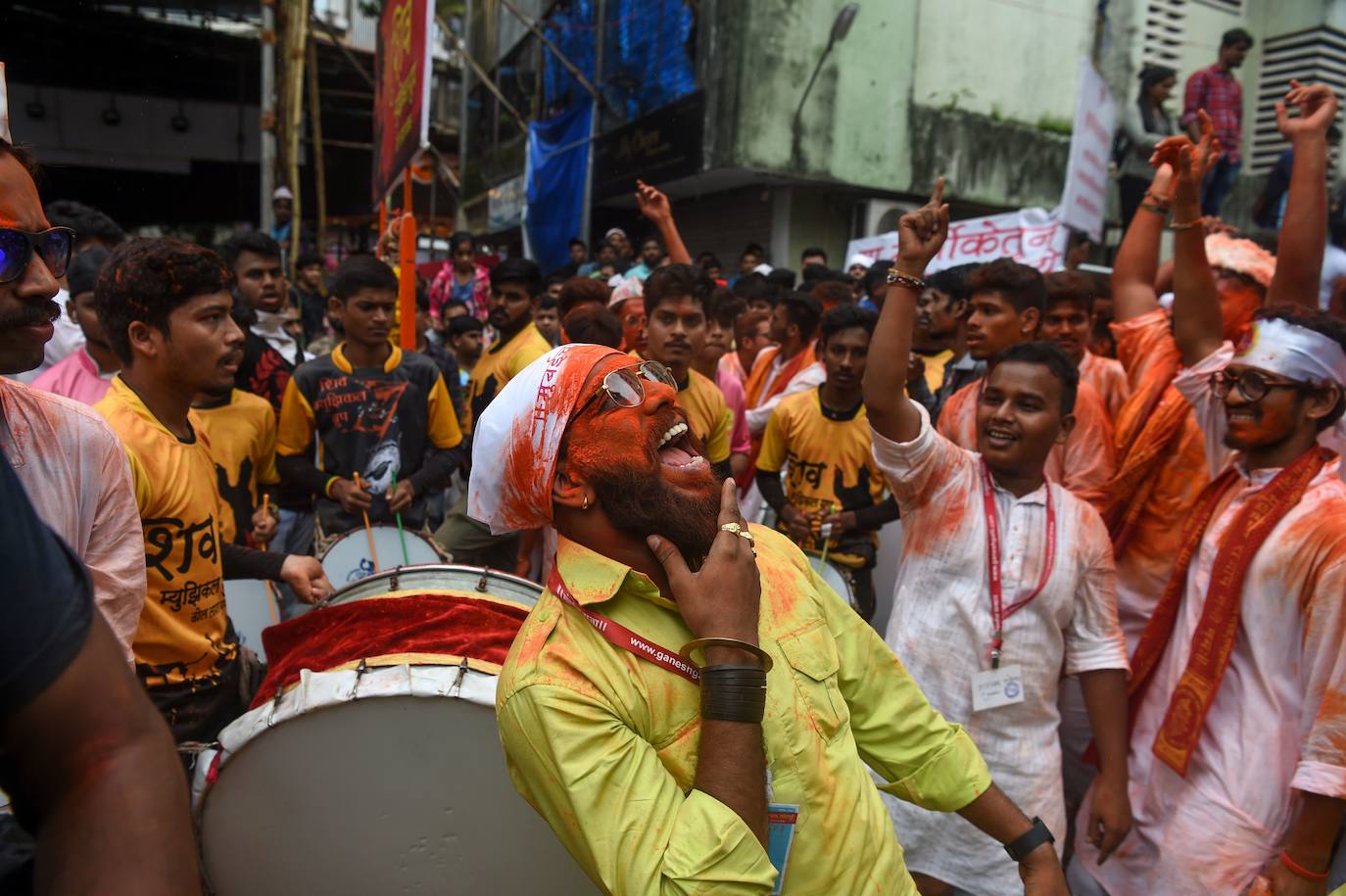 Indios devotos emergen en el mar Arábigo al dios con cabeza de elefante Ganesha durante la celebración del festival Ganesh Chaturthi, en Bombay (India). Esta celebración tiene lugar el cuarto día de la primera quincena del mes hindú Bhaadrapa, una jornada que coincide con el aniversario del nacimiento de Ganesha, hijo de Shiva y Parvati.