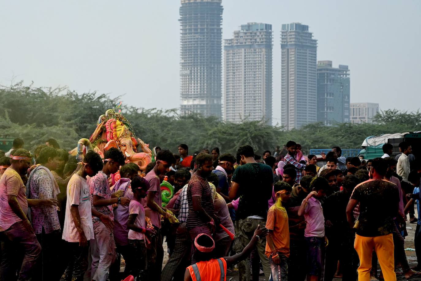 Indios devotos emergen en el mar Arábigo al dios con cabeza de elefante Ganesha durante la celebración del festival Ganesh Chaturthi, en Bombay (India). Esta celebración tiene lugar el cuarto día de la primera quincena del mes hindú Bhaadrapa, una jornada que coincide con el aniversario del nacimiento de Ganesha, hijo de Shiva y Parvati.