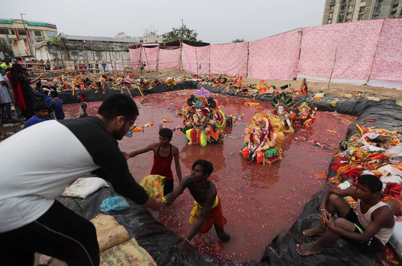 Indios devotos emergen en el mar Arábigo al dios con cabeza de elefante Ganesha durante la celebración del festival Ganesh Chaturthi, en Bombay (India). Esta celebración tiene lugar el cuarto día de la primera quincena del mes hindú Bhaadrapa, una jornada que coincide con el aniversario del nacimiento de Ganesha, hijo de Shiva y Parvati.