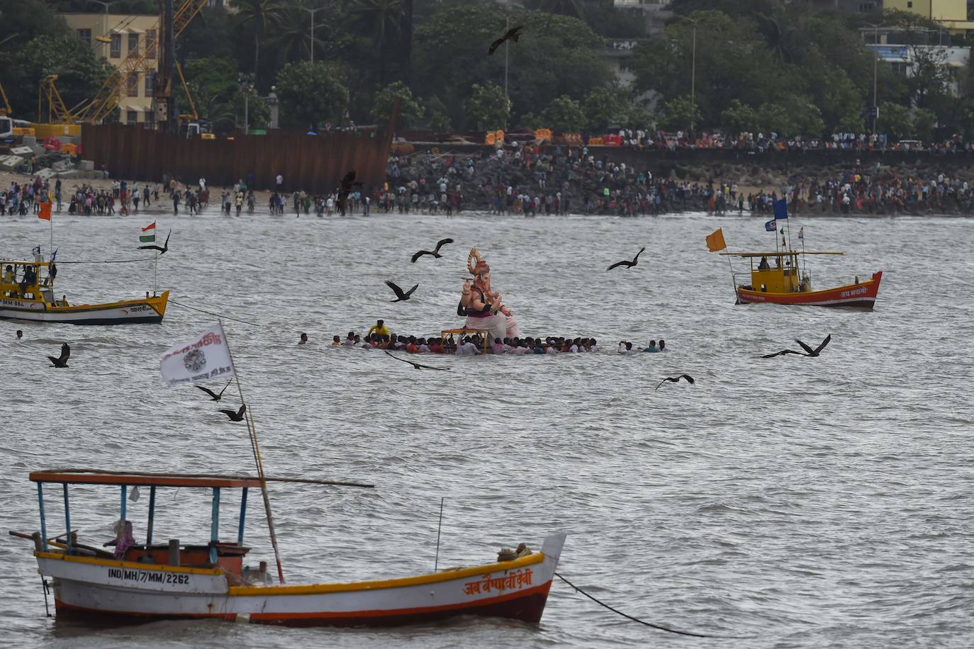 Indios devotos emergen en el mar Arábigo al dios con cabeza de elefante Ganesha durante la celebración del festival Ganesh Chaturthi, en Bombay (India). Esta celebración tiene lugar el cuarto día de la primera quincena del mes hindú Bhaadrapa, una jornada que coincide con el aniversario del nacimiento de Ganesha, hijo de Shiva y Parvati.