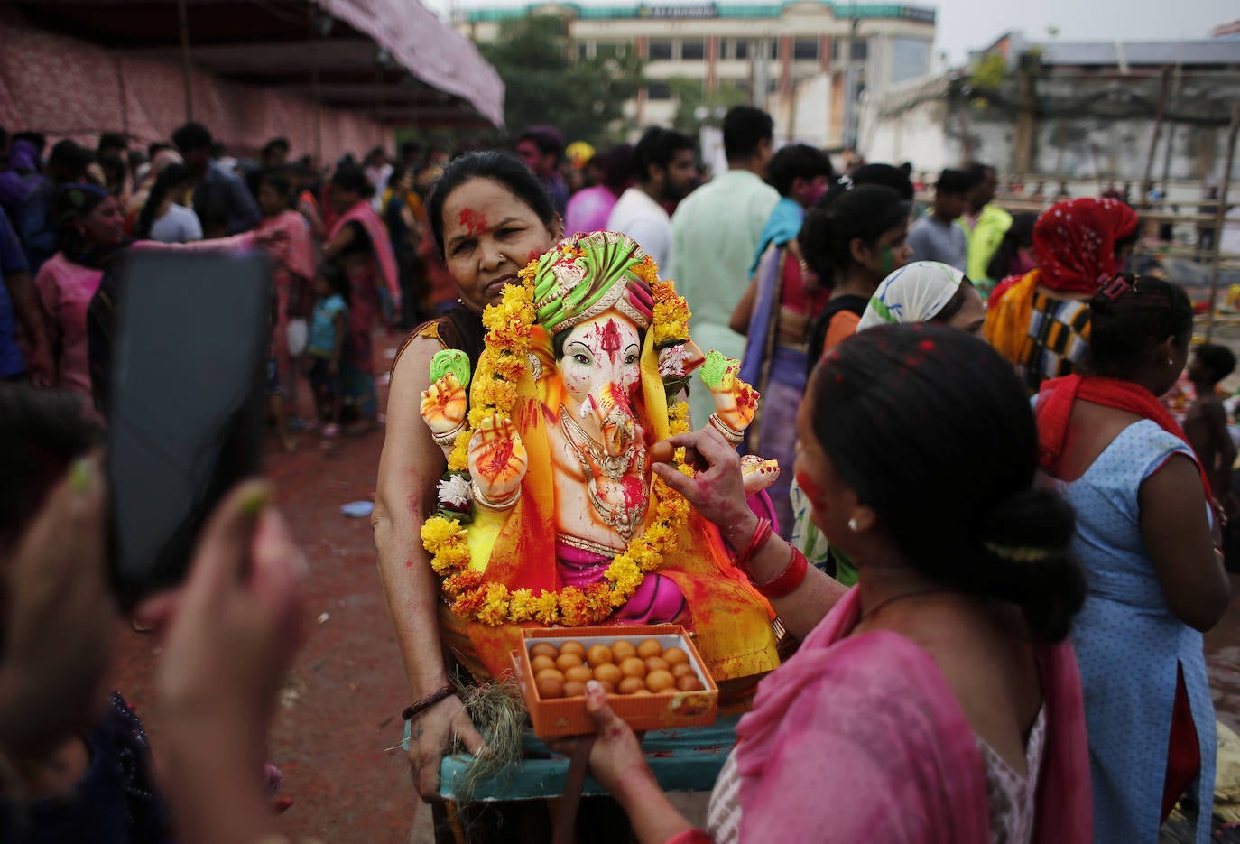 Indios devotos emergen en el mar Arábigo al dios con cabeza de elefante Ganesha durante la celebración del festival Ganesh Chaturthi, en Bombay (India). Esta celebración tiene lugar el cuarto día de la primera quincena del mes hindú Bhaadrapa, una jornada que coincide con el aniversario del nacimiento de Ganesha, hijo de Shiva y Parvati.