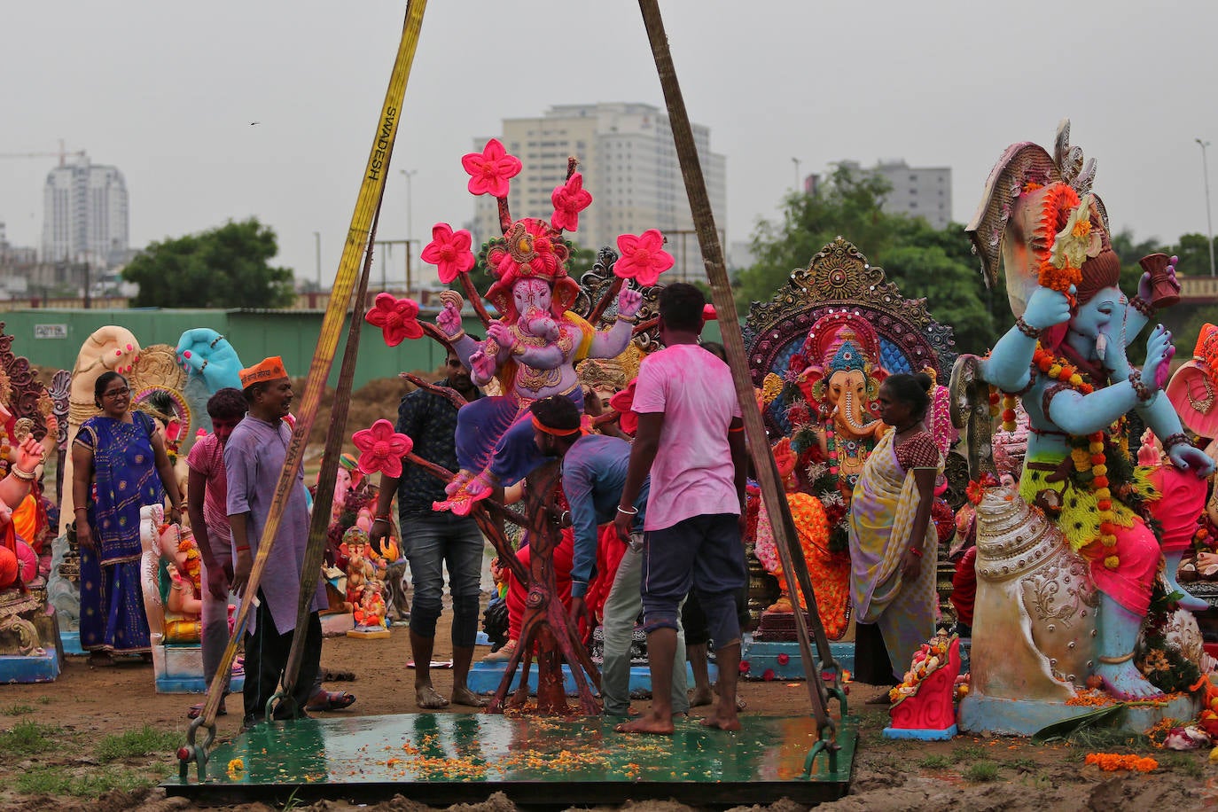 Indios devotos emergen en el mar Arábigo al dios con cabeza de elefante Ganesha durante la celebración del festival Ganesh Chaturthi, en Bombay (India). Esta celebración tiene lugar el cuarto día de la primera quincena del mes hindú Bhaadrapa, una jornada que coincide con el aniversario del nacimiento de Ganesha, hijo de Shiva y Parvati.