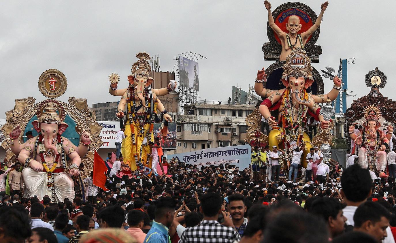 Indios devotos emergen en el mar Arábigo al dios con cabeza de elefante Ganesha durante la celebración del festival Ganesh Chaturthi, en Bombay (India). Esta celebración tiene lugar el cuarto día de la primera quincena del mes hindú Bhaadrapa, una jornada que coincide con el aniversario del nacimiento de Ganesha, hijo de Shiva y Parvati.